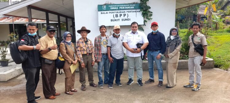 FOTO BERSAMA--Ketua PORBBI Sumbar Verry Mulyadi foto bersama dengan pejabat jajaran Disnakeswan Sumbar, saat menjalin kerjasama.