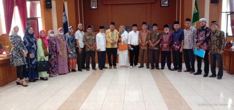 Pansus Aset DPRD Kota Payakumbuh, Himpun Pendapat LKAM, KAN dan Bundo Kanduang 1 FOTO BERSAMA—Ketua Pansus Aset DPRD Kota Payakumbuh, YB Dt Parmato Alam bersama LKAAM, KAN dan bundo kanduang foto bersama.