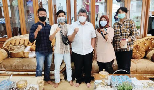 Ketum TI Sumbar Zul Elfian Motivasi Taekwondoin 1 SILATURAHMI— Tim TI Sumbar melakukan silaturahmi ke rumah Ketum Pengprov TI Sumbar, Zul elfian Umar dalam persiapan PON XX 2021 di Papua.