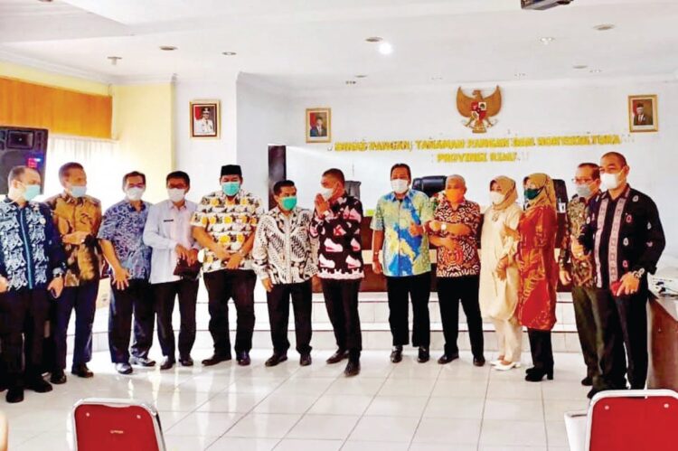 Komisi II DPRD Sumbar poto bersama usai melakukan pertemuan dengan Pemprov Riau.