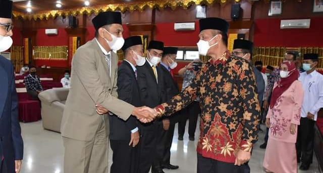 PELANTIKAN— Wako Genius Umar  saat salami pimpinan Baznas usai pelantikan.