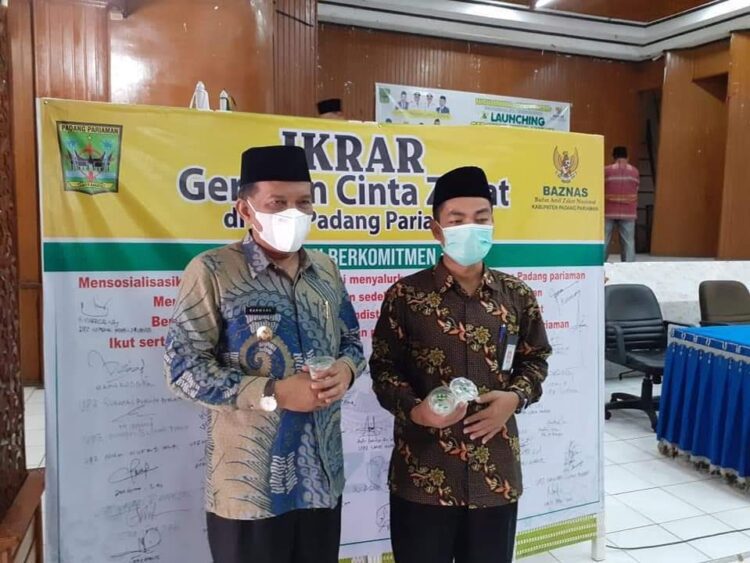 FOTO BERSAMA— Ketua Baznas Padangpariaman Rahmang Tuangku Sulaiman saat launching Gerakan Cinta Zakat.
