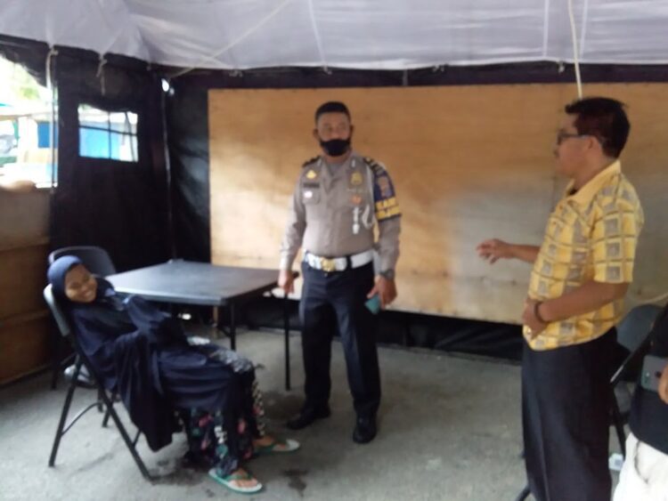 CEBURKAN DIRI-Petugas POS PAM Operasi Ketupat mengamankan wanita yang nekat menceburkan diri ke laut di kawasan Pantai Carocok, Painan dengan kondisi basah kuyup