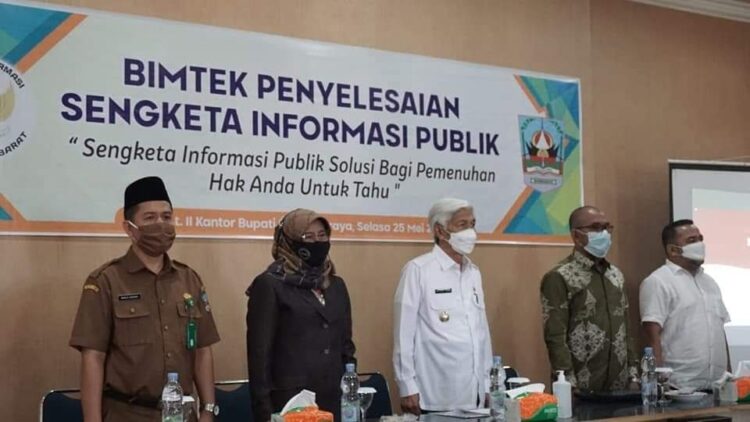 BIMTEK— Wakil Bupati Dasril Panin Dt Labuan bersama Anggota DPRD Provinsi Sumbar, Lely Arni dan Wakil Ketua Komisi Informasi (KI) Sumbar, Arif Yumardi saat Bimtek Penyelesaian Sengketa Informasi Publik bagi Pejabat Pengelola Informasi dan Dokumentasi (PPID) Pembantu Kabupaten Dharmasraya.