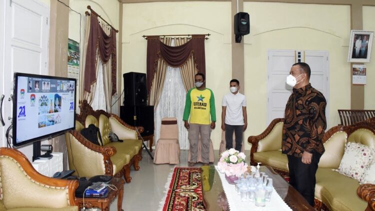 SUKURAN— Wakil Wali Kota Pariaman, Mardison Mahyuddin menyaksikan acara syukuran Hari Jadi Asosiasi Pemerintah Kota Seluruh Indonesia (Apeksi) ke-21 secara virtual bersama Presiden RI, Joko Widodo.
