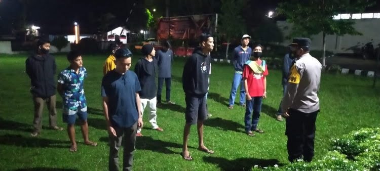 PEMBINAAN—Masih mengabaikan Prokes Covid-19, sebanyak 37 orang di Lubuk Basung diberikan pembinaan khusus setelah terjaring operasi Yustisi.