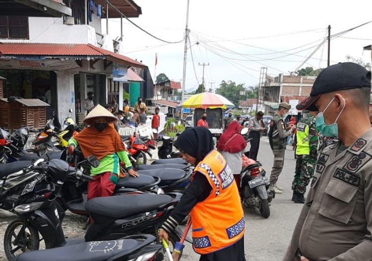 Langgar Prokes, 19 Pengunjung Pasar Lasi Disanksi 1 Masih Langgar Prokes 19 Orang di Pasar Lasi Disanksi