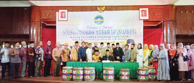 Mubes— Peserta Musyawarah Besar (Mubes) IV IKTR Bukittinggi di Hotel Pusako Bukittinggi, Minggu (23/5), berhasil menetapkan Mihandrik sebagai Ketua Umum IKTR Periode 2021-2025.