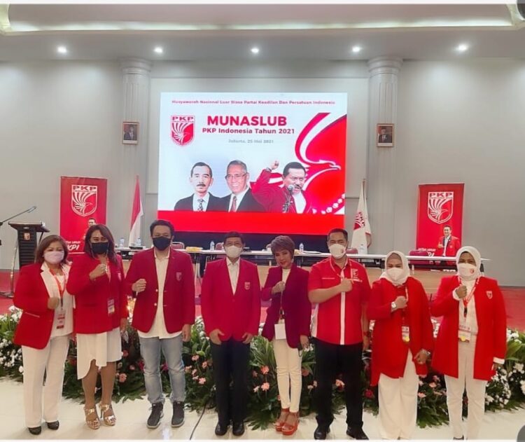 TETAPKAN—Munaslub PKP Indonesia Selasa (25/5) menetapkan Mayjen TNI Marinir (Purn) Yusuf  Solichien jadi Ketum PKPI Gantikan Diaz Hendropriyono, Sunan Kalijaga menjadi Ketua Harian. Turut hadir ketua DPP PKP Indonesia Propinsi Sumatera Barat, Dra.Salmah.