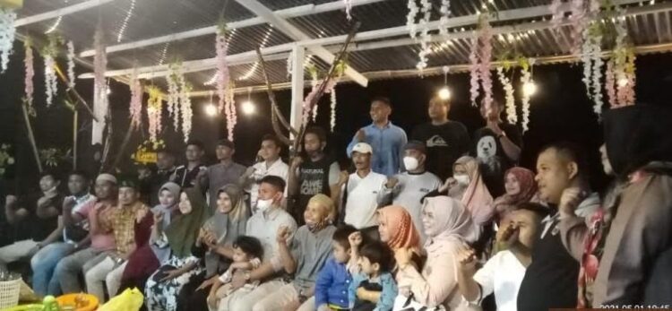 FOTO BERSAMA—Ketum KONI Solsel Rengga Husada, Sekum KONI Isyuliardi Maas dan jajaran pengurus foto bersama usai buka bersama.