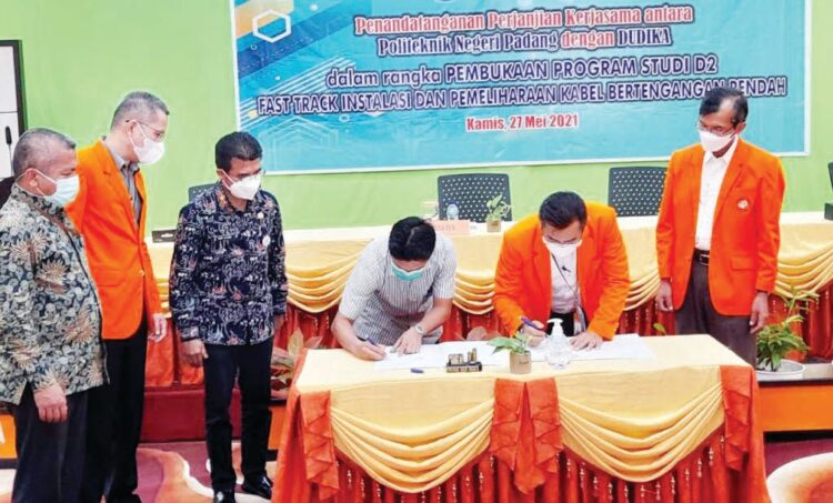 TEKEN MOU— Direktur PNP Surfa Yondri meneken MoU dengan PT Kurnia Abadi Putra dalam kerja sama DUDIKA, Kamis (27/5).