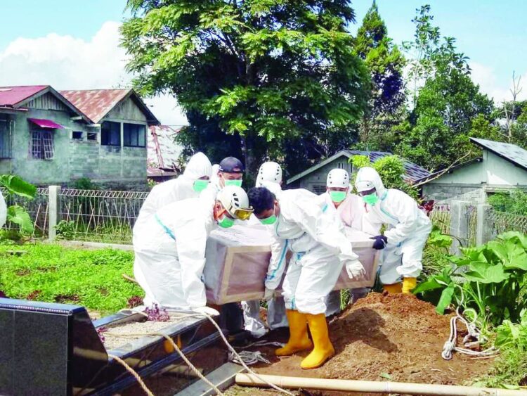 Tim Penanganan Covid-19 memakamkan pasien positif Covid-19 yang meninggal di kota Padangpanjang.
