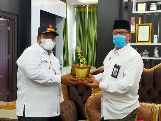 TUKAR CENDERA MATA—Bupati Suhatri Bur tukar cendera mata dengan Kabinda.