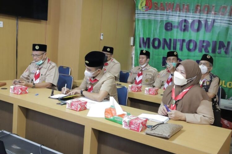 RAKOR—Wakil Wali Kota Solok Rahmadhani Kirana Putra mengikuti vidcom rapat koordinasi (Rakor) Kwarcab Pramuka Kota Solok.