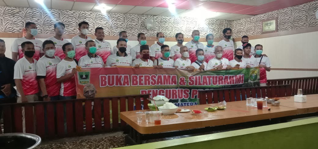 Pengurus PBVSI Sumbar foto bersama usai melaksanakan buka bersama