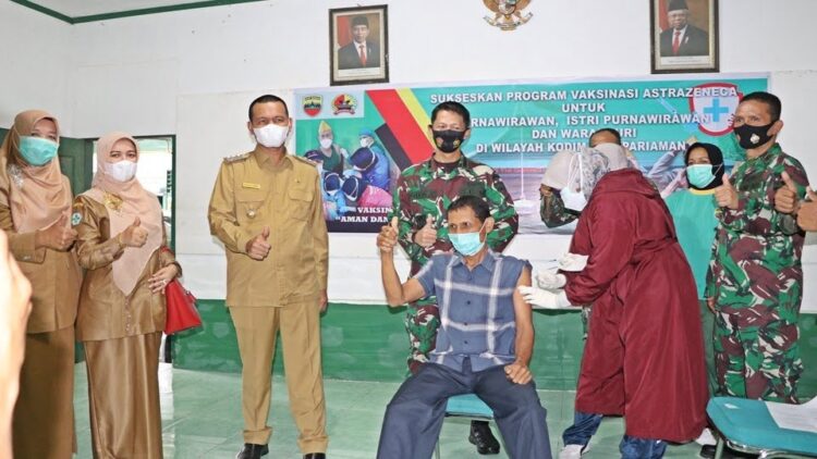 VAKSINASI— Wali Kota Pariaman H Gaenius Umar saat memantau suntik vaksin Astra Zeneca untuk para pensiunan TNI.
