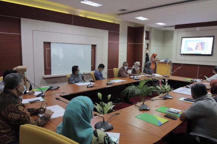 PERTEMUAN—Pertemuan pihak BPJS ketenagakerjaan dengan Wali Kota Solok Zul Elfian, sekaligus penyerahan kartu BPJS ketenagakerjaan kepada perwakilan tenaga non PNS.