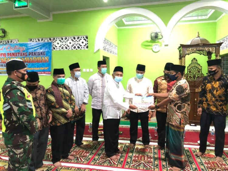 Pj Sekdaprov Sambangi Masjid Nurul Taufiq, Benni: Pemprov Serius Urus Sektor Pertanian 1 BANTUAN PEMPROV— Pj Sekdaprov Sumbar Benni Warlis menyerahkan bantuan senilai Rp 20 juta kepada pengurus Masjid Nurul Taufiq.