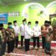 Pj Sekdaprov Sumbar Benni Warlis menyerahkan bantuan senilai Rp 20 juta kepada pengurus Masjid Nurul Taufiq