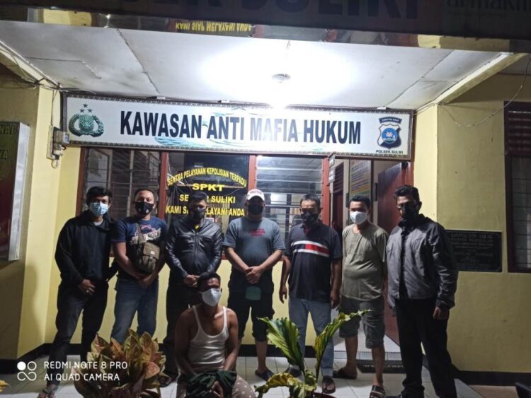 PENCURI KERBAU— Seorang pencuri kerbau diamankan polisi usai beraksi di Jorong Jorong Saut,Nagari Limbanang, Kecamatan Suliki, Limapuluh Kota, Senin (3/5) malam.