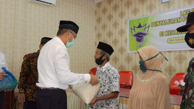 PAKET SEMBAKO— Wali Kota Payakumbuh Riza Falepi menyerahkan bantuan  kepada warga tidak mampu.