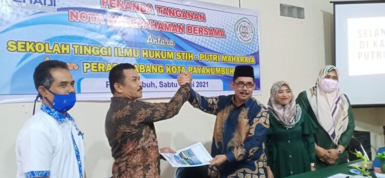 TANDA TANGAN— STIH Putri Maharaja BuatNota Kesepahaman Bersama PERADI Cabang Payakumbuh.