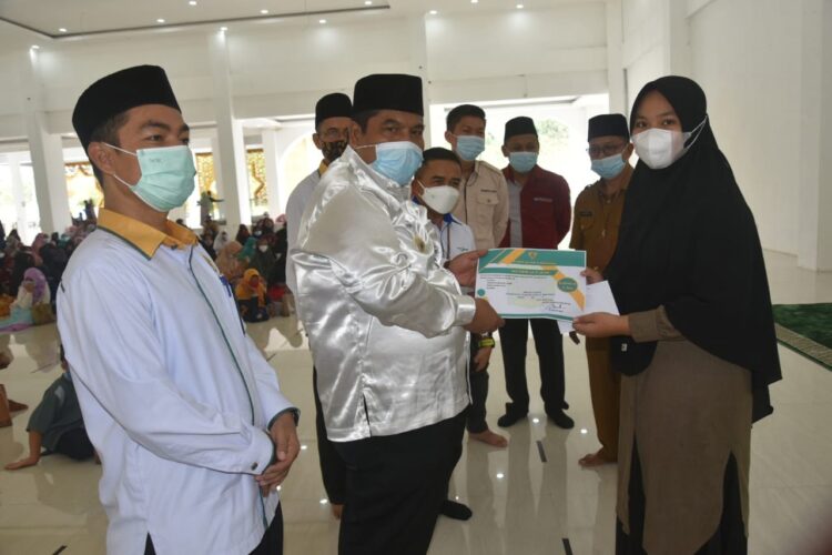 Bupati Serahkan Penghargaan pada Hafiz dan Hafizah 1 SERAHKAN PENGHARGAAN—Bupati Suhatri Bur serahkan penghargaan kepada hafiz dan hafizah.