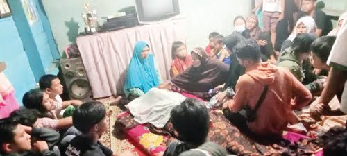 DISEMAYAMKAN— Isak tangis orangtua, rekan, sahabat, korban tidak terbendung ketika melihat jasad Rahmad Fauzi yang tewas tenggelam di Pemandian Batang Tabik setelah tiba di rumah duka.