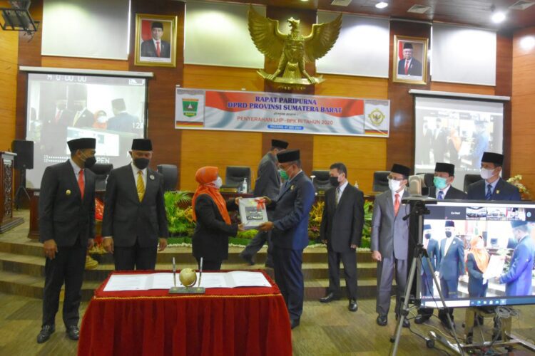 Pemprov Sumbar Kembali Raih WTP, DPRD Ingatkan, Kelola Keuangan Daerah Jangan Sampai Lalai 1 PARIPURNA— Rapat Paripurna DPRD Provinsi Sumatera Barat dalam rangka penyerahan LHP BPK atas LKPD Tahun 2020 dan Efektivitas Belanja Modal Infrastruktur.
