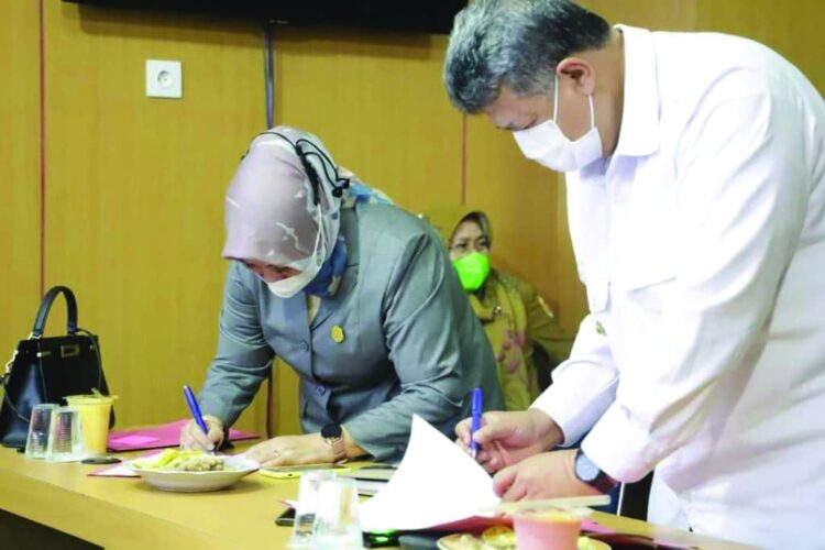 Mantap!!! Pemko Solok Raih Opini WTP Lima Kali Beruntun 1 TANDATANGANI—Wali Kota Solok, Zul Elfian didampingi Ketua DPRD Kota Solok Nurnisma, menandatangani berita acara LHP dengan Opini WTP terhadap Laporan Keuangan Pemerintah Daerah (LKPD) tahun 2020 dari Kepala Badan Pemeriksa Keuangan (BPK) RI Perwakilan Provinsi Sumatra Barat.