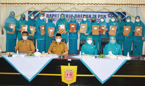 PEDULI STUNTING—Wabup Agam Irwan Fikri meminta kader PKK di sela-sela acara Rakerda PKK IX harus terlibat dalam penanganan kasus stunting.