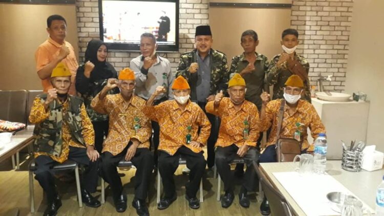 SILATURAHMI— Ketua Pengurus Daerah Pemuda Panca Marga Sumbar Wahyu Iramana Putra bersilaturahmi sekaligus buka bersama dengan ketua dan anggota LVRI Kabupaten Sijunjung, Selasa (4/5).