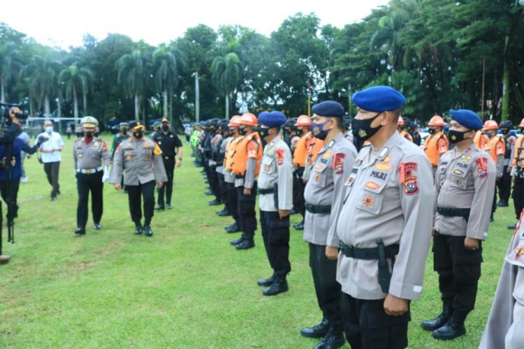 CEK KESIAPAN— Wakapolda Sumbar Brigjen Pol Edi Mardianto melakukan pengecekan kesiapan personel yang dilibatkan dalam Operasi Ketupat Singgalang 2021.
