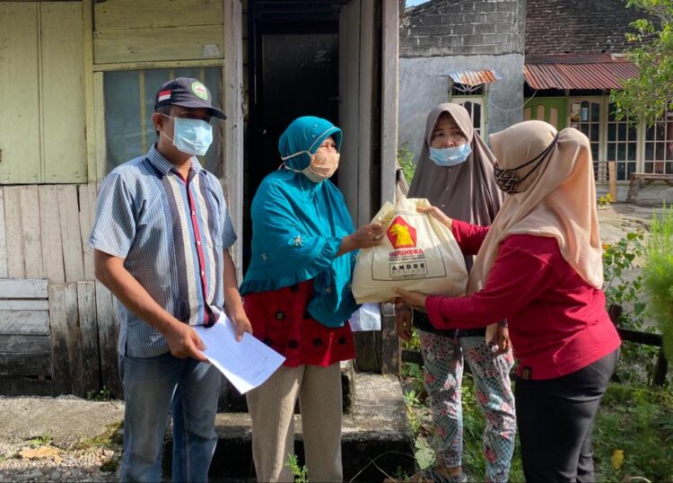 Wakil Sekretaris DPD Gerindra Sumbar Rina Shintya menyerahkan sembako dari Andre Rosiade kepada warga Kampung Kalawi, Kuranji, Padang.