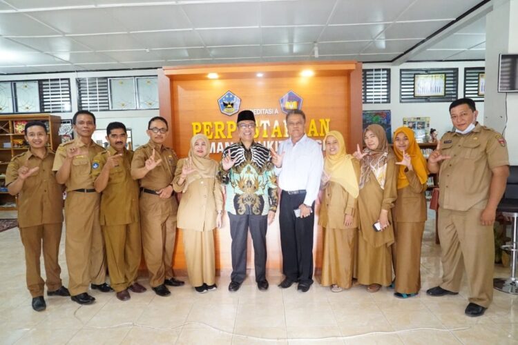 KUNJUNGI PERPUSTAKAAN— Wakil Wali Kota Bukittinggi Marfendi melakukan kunjungan terhadap perpustakaan SMA Negeri 4 Bukittinggi yang mewakili Sumbar ke nasional, dalam lomba perpustakaan.