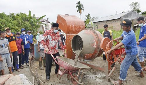 IKUTI MANUNGGAL BBGRM— Wali Kota Padang Hendri Septa ikut serta dalam kegiatan Manunggal BBGRM di RT 01 RW 13 Kelurahan Rawang, Kecamatan Padang Selatan, Sabtu (29/5).