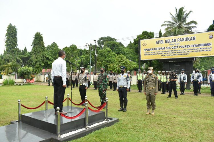 APEL POSPAM— Wali Kota Payakumbuh Riza Falepi pimpinan apel menerima kesiapan masing-masing utusan  instansi dalam kegiatan apel Pospam Lebaran 1442 H.
