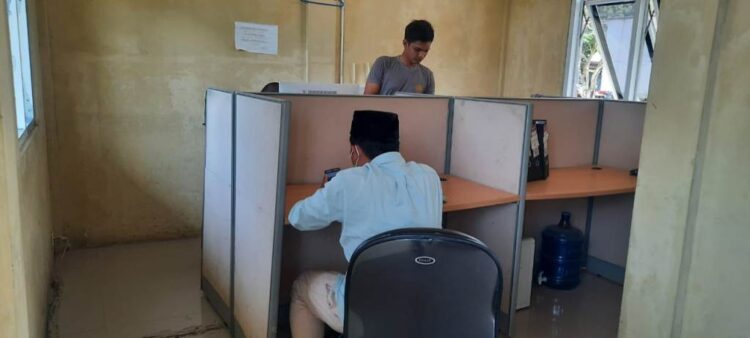 Catut Nama Perangkat untuk Minta THR, Wali Nagari Gunung Medan Dipolisikan 1 MELAPOR— Pelapor berinisial M saat memberikan keterangan saat melaporkan Wali Nagari Gunung Medan, Khairul Rasyid di Mapolres Dharmasraya Senin (10/5).