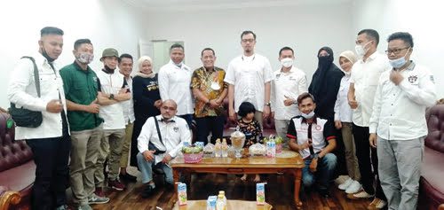 AUDIENSI— Wali Kota Bukittinggi Erman Safar menerima audiensi pengurus paguyuban otomotif Forum Otto Ranah Minang (FORM).