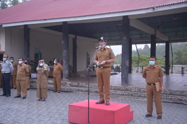 Wali Kota Ingatkan Pegawai Tetap Disiplin, PTT Pemko Sawahlunto Terima THR 1 BAGIKAN THR— Wali Kota Sawahlunto Deri Asta menyampaikan PTT segera menerima THR dan mengingatkan kepada PTT, THR bagian untuk meningkatkan disiplin.