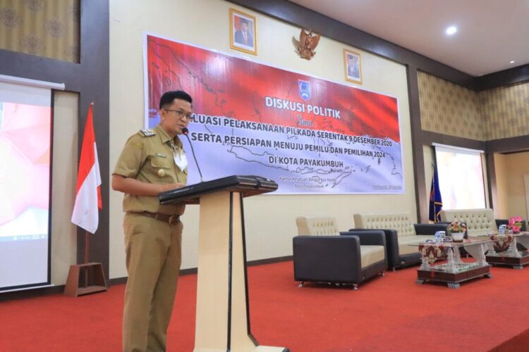 SAMBUTAN—Wawako Erwin Yunaz memberikan sambutan.