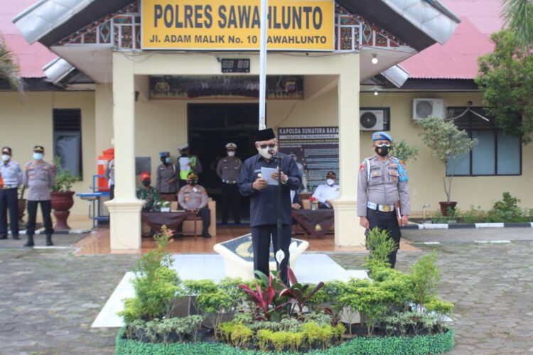 SAMBUTAN-Wakil Walikota Sawahlunti Zohirin Sayuti beri kata sambutan saat apel gabungan gelar pasukan Operasi Ketupat Singgalang 2021 menyambut libur lebaran.