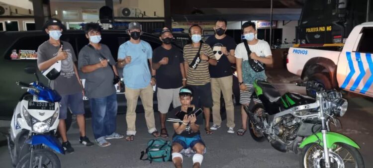 DITANGKAP— 
Nekat mencuri di rumah anggota polisi dan berusaha melawan saat ditangkap, Aloisius Taloi (25) terpaksa dihadiahi timah panas polisi.