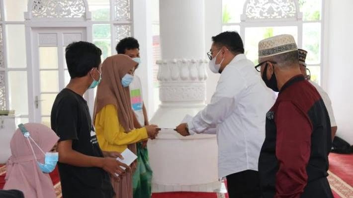 BAGIKAN DANA INSENTIF— Wakil Bupati Tanahdatar  Richi Aprian membagikan insentif lebaran untuk 36 anak yatim di sekitar lingkungan Masjid Nurul Amin.