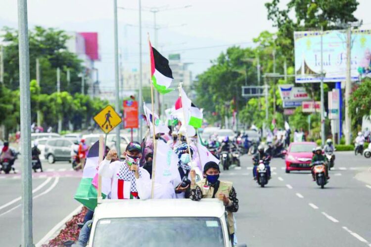 AKSI SOLIDARITAS --Dukung palestina, puluhan ormas di Sumbar menggelar aksi solidaritas berupa longmarch dan flashmob di sepanjang jalan Khatib Sulaiman hingga Sudirman,  Minggu (23/5).