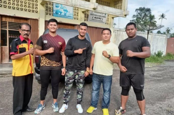 FOTO BERSAMA— Empat atlet Pasaman saat berfoto bersama Ketua KONI Pasaman Tommy Irawan.