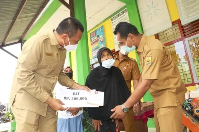 Wali Kota Pariaman Bagikan BLT ke KPM 1 SERAHKAN BLT— Wali Kota Pariaman Genius Umar menyerahkan Bantuan Langsung Tunai (BLT) Dana Desa (DD) untuk Kelompok Penerima Manfaat (KPM).