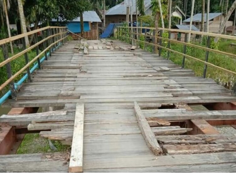 RUSAK PARAH— Beginlah kondisi jalan dan jembatan yang rusak parah  di Kejorongan Koto Panjang, Nagari Lansekkadok, Kecamatan Rao Selatan, Kabupaten Pasaman perlu diperbaiki segera.