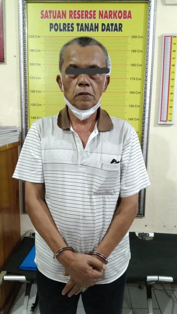 PROSES HUKUM—Pria bernisial H (60) beserta barang bukti narkoba diamankan di Mapolres Tanahdatar untuk proses hukum selanjutnya. Ia ditangkap di dalam warung miliknya di Jorong Koto Tuo, Nagari Salimpaung, Kecamatan Salimpaung, Jum'at (21/5).