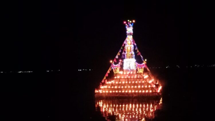 Sebuah rakik-rakik melaju di tepian Danau Maninjau, Rabu (12/5) malam saat malam takbiran Idul Fitri 1442 H.